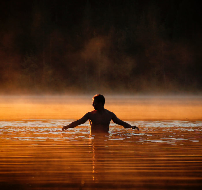 Baignade dans un lac de forêt | © Harri Tarvainen, VisitFinland